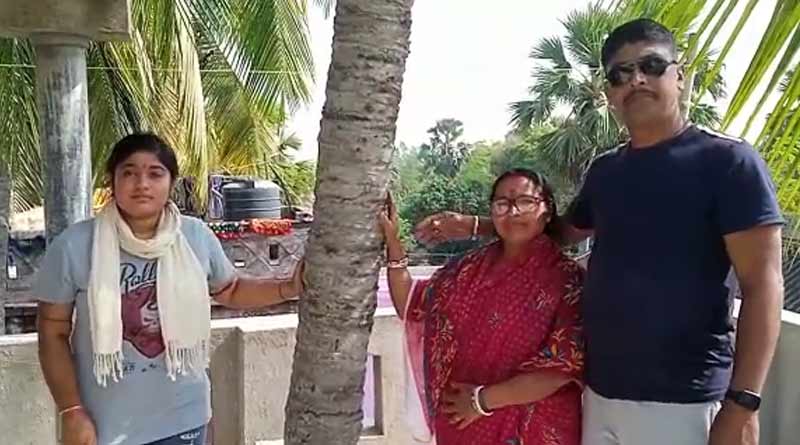 বাড়ির ছাদ ফুঁড়ে উঠেছে নারকেল গাছ, দোতলা বাড়ি বানিয়ে তাক লাগালেন পুলিশকর্মী