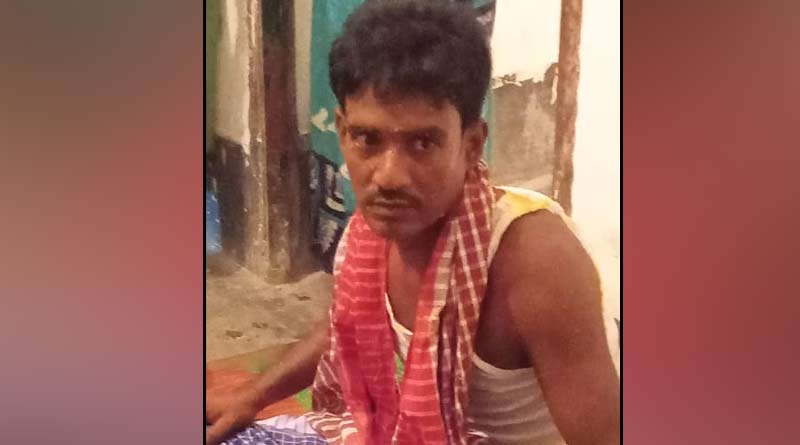 সাতসকালে চলন্ত ট্রেনে ব্যবসায়ীকে কুপিয়ে খুনের চেষ্টা! নেপথ্যে পুরনো শত্রুতা?