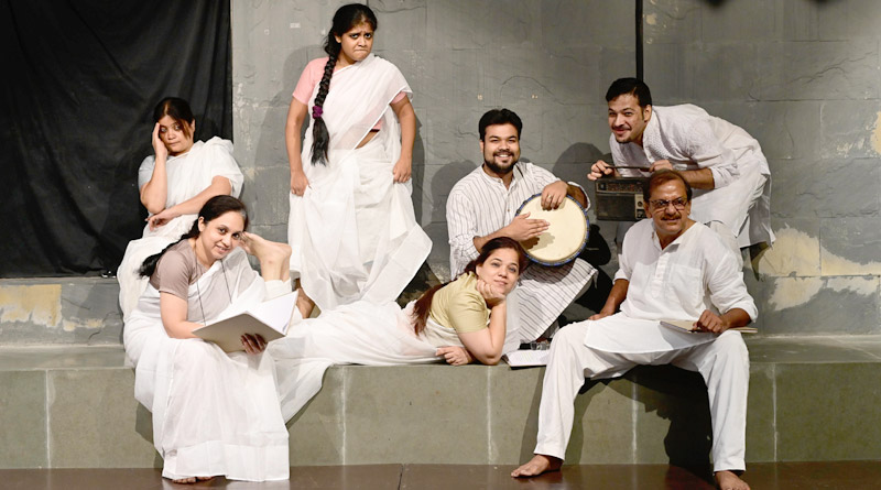Here is the Review of Padatik Theatre's new play Kaagaz Ke Gubbare | Sangbad Pratidin