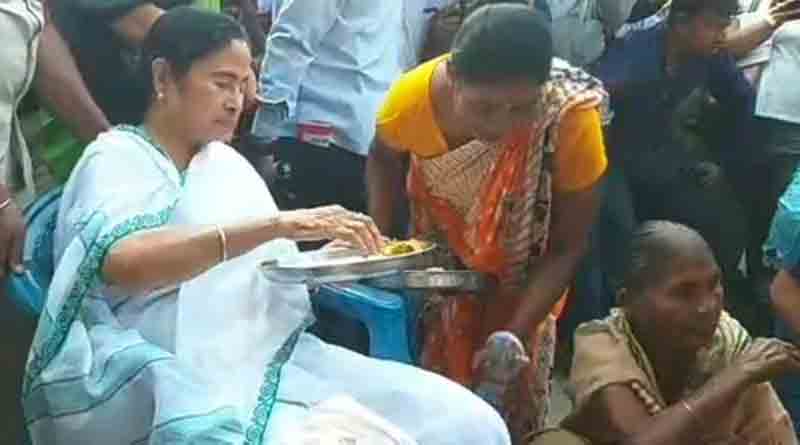 CM Mamata Banerjee eats lunch at Taki with village women | Sangbad Pratidin