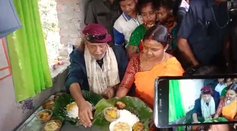 চন্দনা বাউরির বাড়িতে পাত পেড়ে ডাল, আলুপোস্তয় মধ্যহ্নভোজন সারলেন মিঠুন, আর কী ছিল মেনুতে?