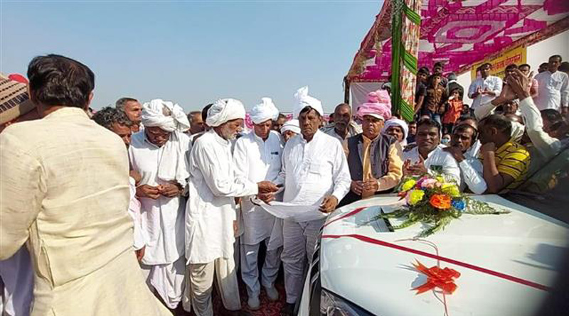 ‘সরপঞ্চ’ নির্বাচনে হার, প্রিয় নেতার দুঃখ ভোলাতে ২ কোটি টাকা ও SUV উপহার গ্রামবাসীর