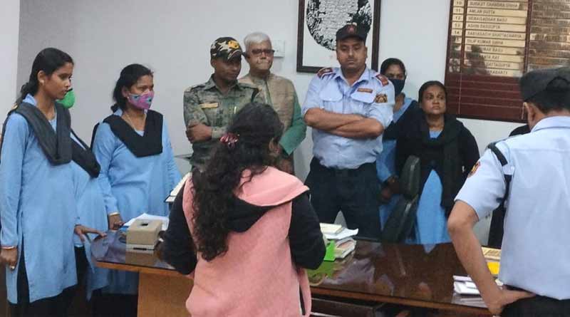 উপাচার্যের পদত্যাগ দাবি, পড়ুয়া ও নিরাপত্তারক্ষীদের ধস্তাধস্তিতে রণক্ষেত্র বিশ্বভারতী