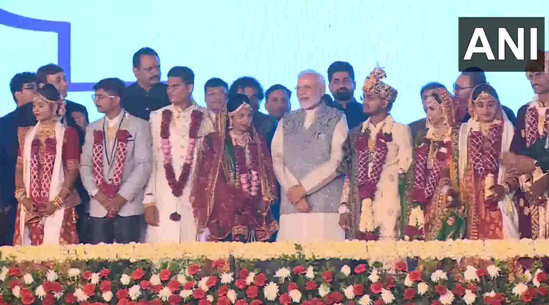 ‘বিয়েতে খরচ নয়, সঞ্চয় করুন সন্তানের জন্য’, গুজরাটে গণবিবাহের অনুষ্ঠানে বার্তা মোদির