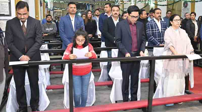 বড়দিনের প্রাক্কালে পর্তুগিজ চার্চে প্রার্থনা মুখ্যমন্ত্রীর, সঙ্গী অভিষেক ও আজানিয়া