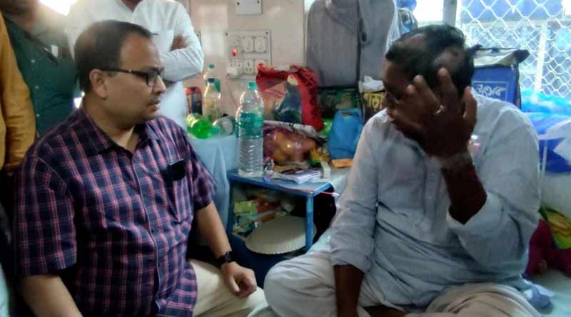 TMC leader Kunal Ghosh meets with a injured worker in Bhagabanpur । Sangbad Pratidin