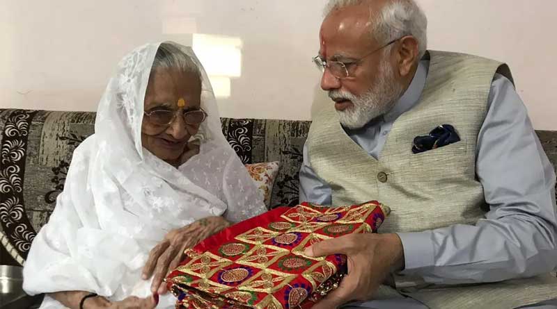 জীবন কেটেছে অর্থকষ্টে, মোদি প্রধানমন্ত্রী হওয়ার পরেও বিলাসী জীবন বেছে নেননি হীরাবেন