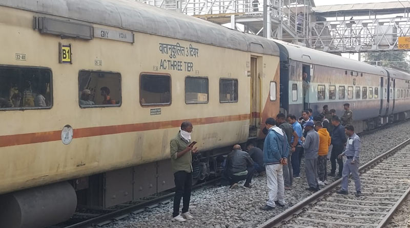 Passengers of Guwahati-Kolkata Special train get panicked after smoke catches AC coach in Katwa | Sangbad Pratidin