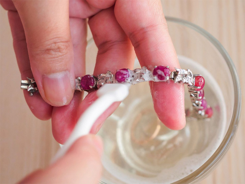 how-to-Clean-Silver-Jewelry-1