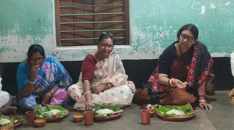 Smriti Irani had Bengali lunch during her West Bengal tour | Sangbad Pratidin