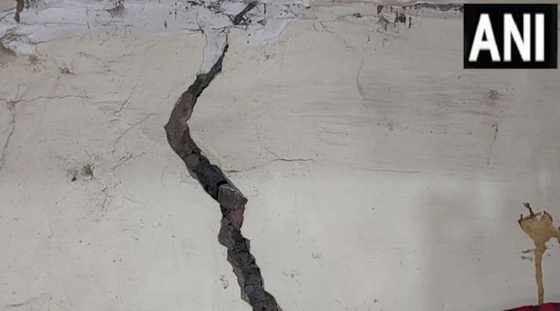 Cracks And Leaks Appear In Houses In UP's Aligarh। Sangbad Pratidin