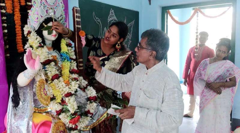A school girl performed as priest in Hooghly's Saraswati Puja । Sangbad Pratidin