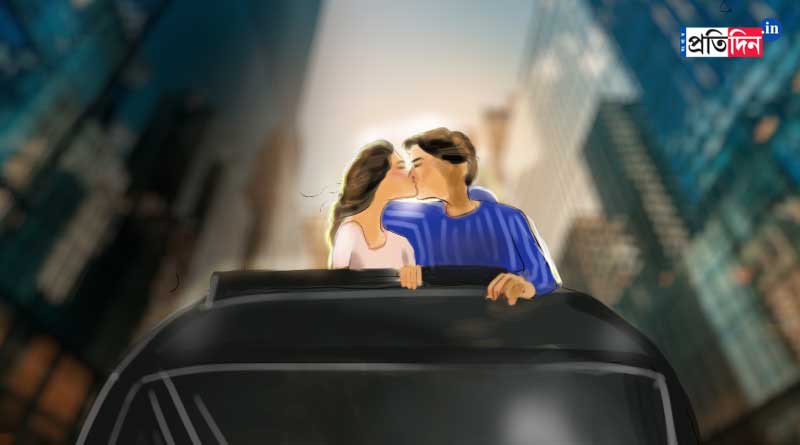 Couple spotted romancing atop car’s sunroof in Lucknow। Sangbad Pratidin
