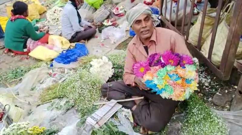 গান গেয়ে ফুল বিক্রি, বাদাম কাকুর পর ভাইরাল ‘ফুল কাকু’ কোলাঘাটের প্রদীপ