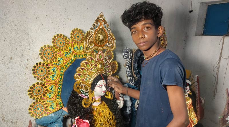 A student of class eight makes Saraswati Idol | Sangbad Pratidin