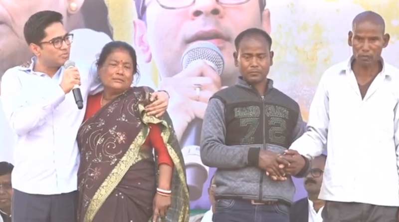 The family of the youth, who was shot dead by BSF, is present in Abhishek Bannerjee's public meeting, leader wipes the eyes of bereaved mother | Sangbad Pratidin