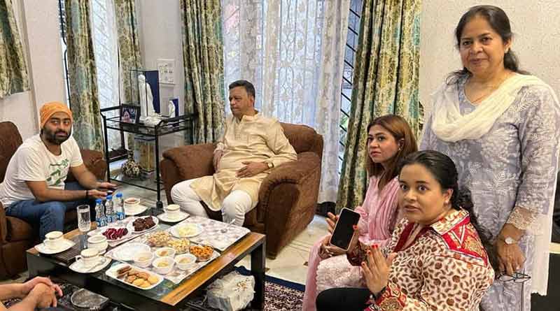 Singer Arijit Singh visits Mayor Firhad Hakim's house । Sangbad Pratidin