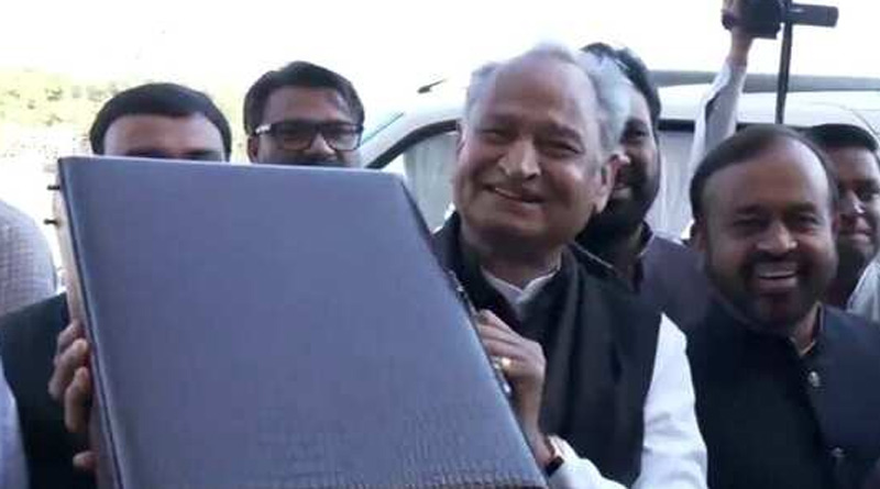 ৮ মিনিট ধরে পুরনো বাজেট পড়ে গেলেন রাজস্থানের মুখ্যমন্ত্রী! শোরগোল বিধানসভায়