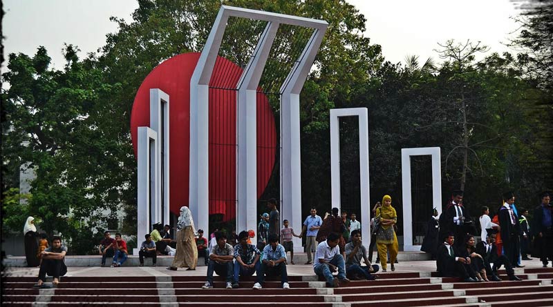 ভাষা দিবসে শহিদ মিনারে ফুল দেওয়া নিয়ে বাংলাদেশের নানা জায়গায় সংঘর্ষ, জখম একাধিক