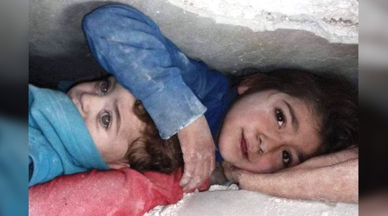 Turkey and Syria Earthquake: Little girl protects brother under rubble, moving video melts hearts | Sangbad Pratidin