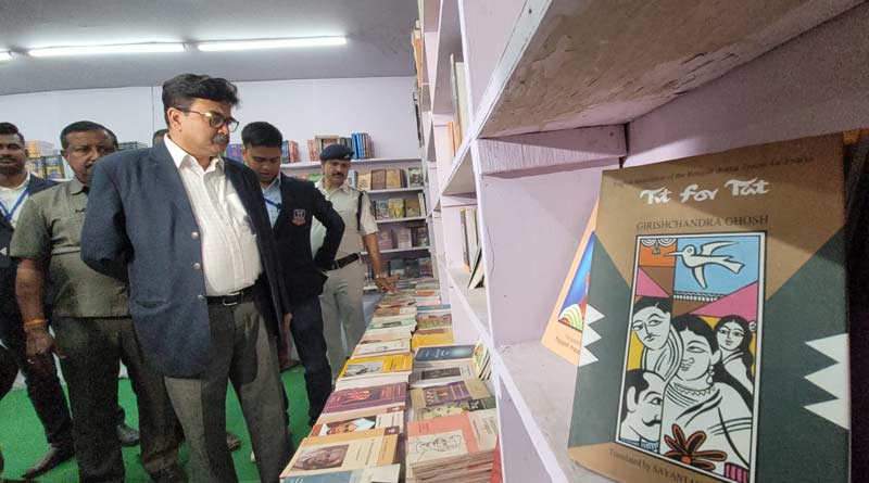 Justice Abhijit Gangopadhyay got mobbed at Kolkata Bookfair