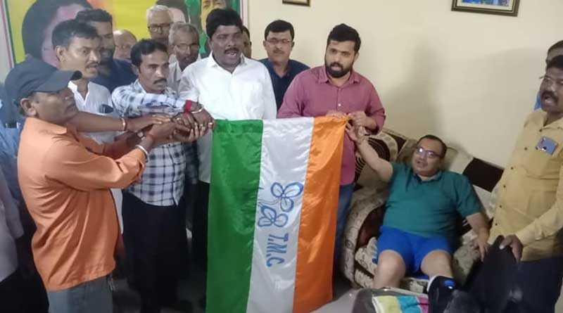 পায়ে চোট, প্লাস্টার নিয়েই দলের কর্মসূচিতে হলদিয়ায় কুণাল ঘোষ