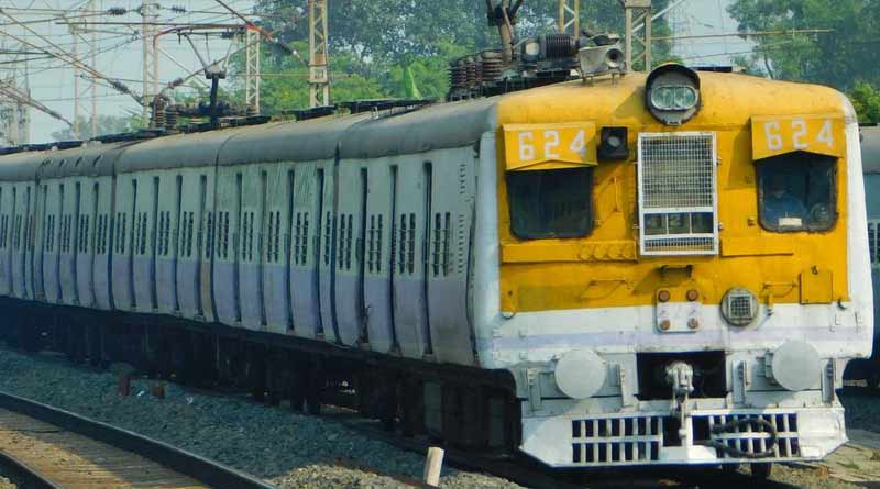 Bangaon: Signal fault causes disturbance in rail service, passengers try to beat driver | Sangbad Pratidin