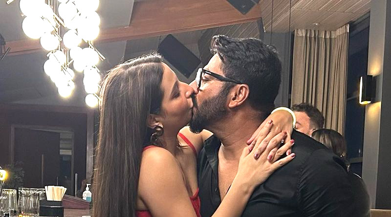 ‘আর কত অক্সিজেন নেবেন?’, রাজ-শুভশ্রীর গভীর চুমু দেখে প্রশ্ন নেটিজেনদের
