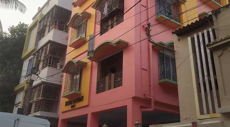 রিজেন্ট পার্ক এলাকায় বাবা-মা ও মেয়ের রহস্যমৃত্যু, নেপথ্যে আর্থিক সংকট?