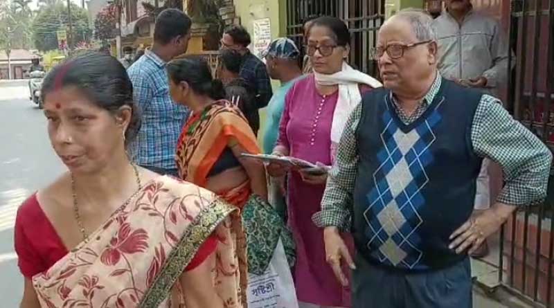Ex mayor of Siliguri Municipal Corporation Ashok Bhattacharya collects mass signature against the board accussing that it is doing nothing | Sangbad Pratidin