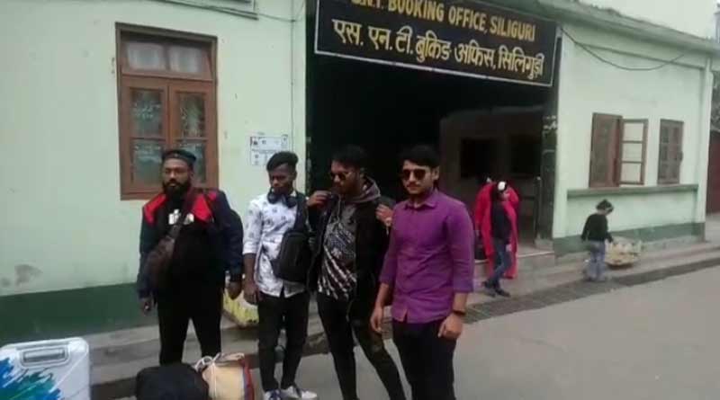 Tourists in trouble for strike all over Sikkim, got stucked in Siliguri | Sangbad Pratidin
