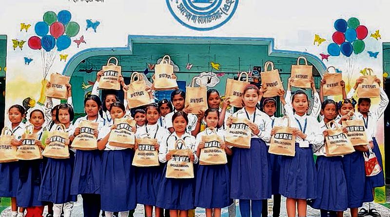 Behala school encourages students to use jute bag instead of plastic | Sangbad Pratidin