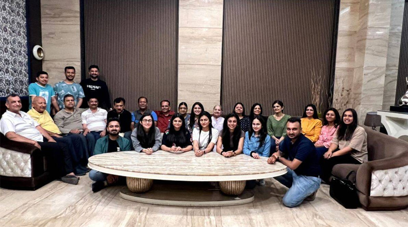 শততম টেস্টে ‘গার্ড অফ অনার’, বিশেষ টি-শার্ট পরে মাঠে হাজির পূজারার পরিবার