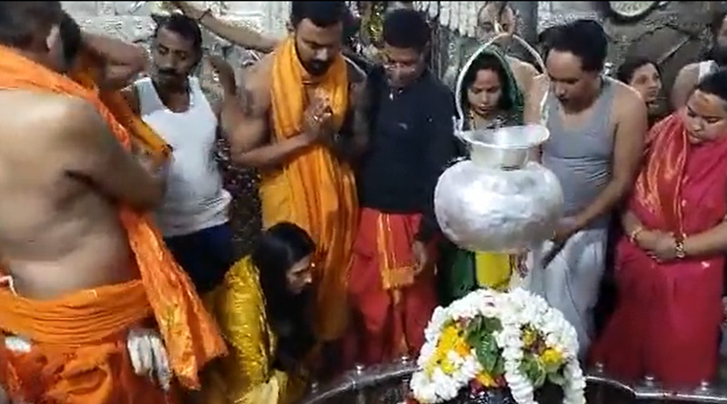 প্রশ্নের মুখে কেরিয়ার! দুর্দশা কাটাতে আথিয়ার সঙ্গে মহাকালেশ্বর মন্দিরে পুজো রাহুলের, দেখুন ছবি