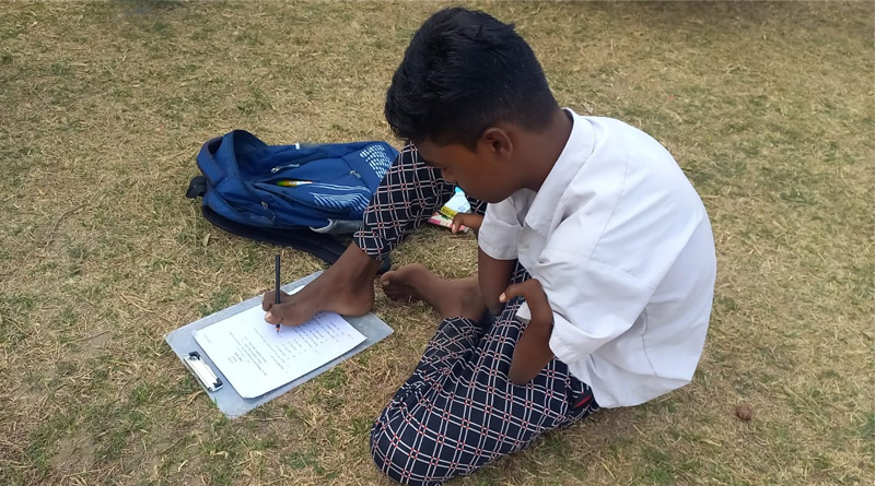 Burdwan's Jagannath Mandi is giving secondary exams by writing with feet | Sangbad Pratidin
