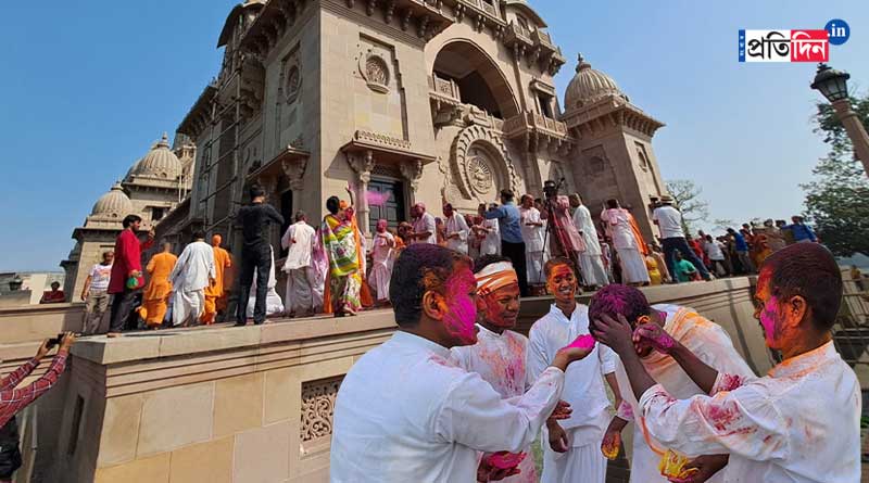 Monks at Belur Math celebrating colour festival Holi 2023, exceptional picture | Sangbad Pratidin