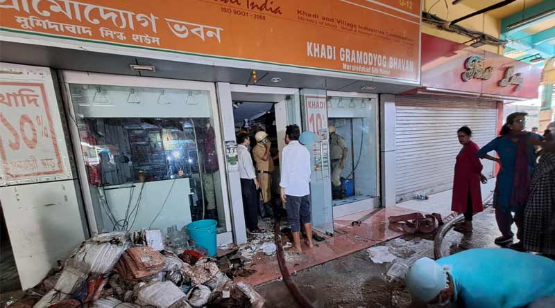 ঢাকুরিয়ার দক্ষিণাপনে শাড়ির দোকানে আগুন, আতঙ্কে ব্যবসায়ী ও ক্রেতাদের হুড়োহুড়ি