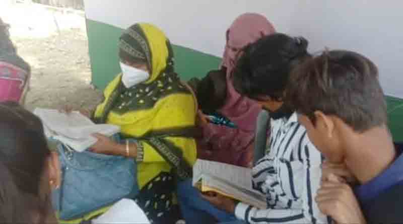 অভাবের তাড়নায় বন্ধ লেখাপড়া, ভাইয়ের সঙ্গে মাকেও বোর্ডের পরীক্ষায় বসাল তরুণী