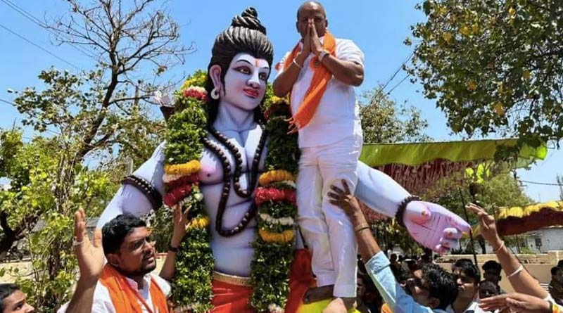 Karnataka BJP MLA was seen posing for pictures while standing on the statue of Ram। Sangbad Pratidin
