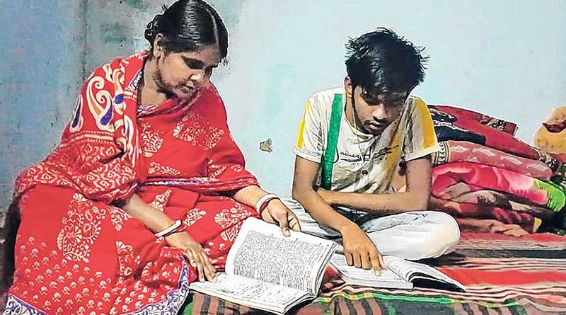 38 year old woman appearing for HS exam with son in Santipur | Sangbad Pratidin