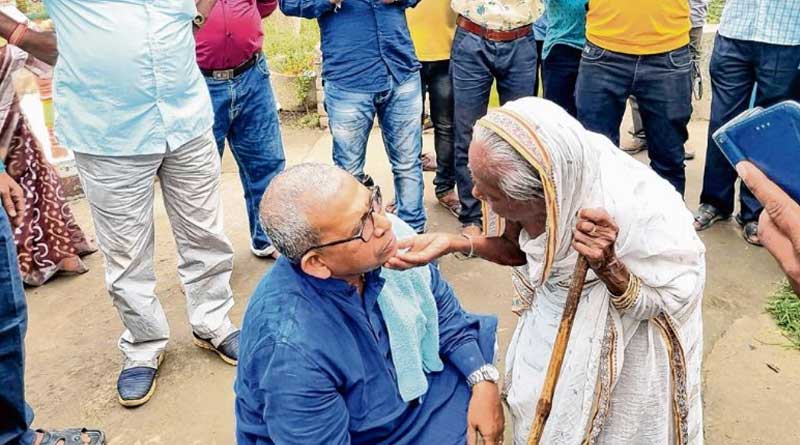 100 years old woman thanks Mamata Banerjee and Manas Bhunia for her oldage scheme at Sabang | Sangbad Pratidin