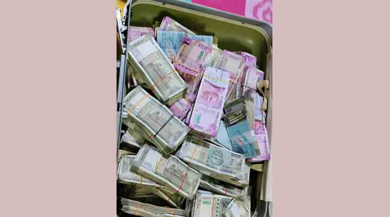 1.5kg gold and cash found from SP Sinha residence, accused of SSC scam