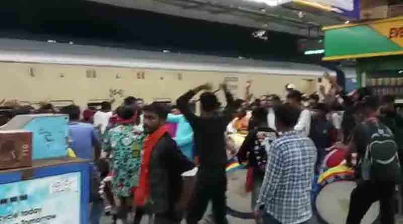 Passengers could not get into Matua Mela special train despite having tickets | Sangbad Pratidin