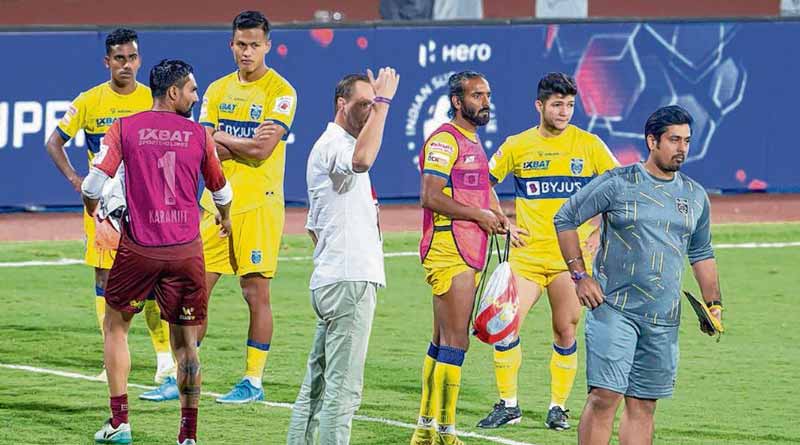 Kerala Blasters left the field with Sunil Chhetri's controversial goal, an unprecedented incident in Indian football । Sangbad Pratidin