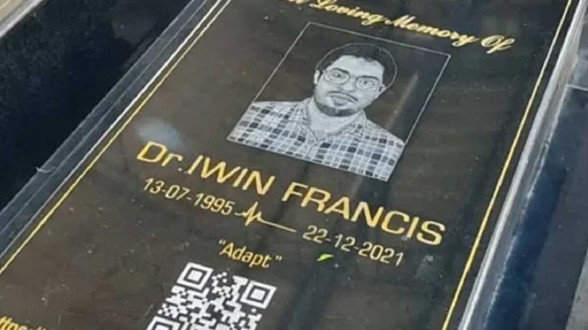 মৃত ছেলের সমাধিতে QR কোড বসালেন বাবা-মা! জানেন কেন?
