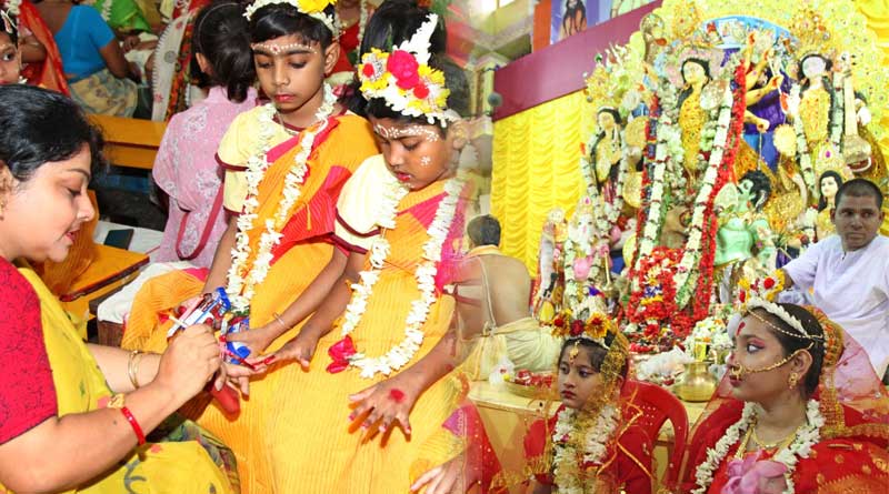 2000 girls worshipped during Kumari Puja at Adya Maa temple, devotees gather in huge number | Sangbad Pratidin