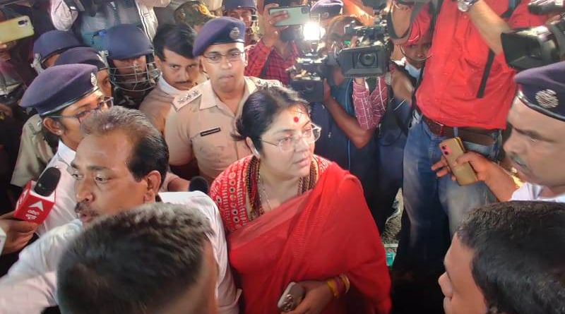 সড়কপথে বাধার আশঙ্কা করে লোকাল ট্রেনে রিষড়ায় লকেট, স্টেশনে নামতেই আটকাল পুলিশ