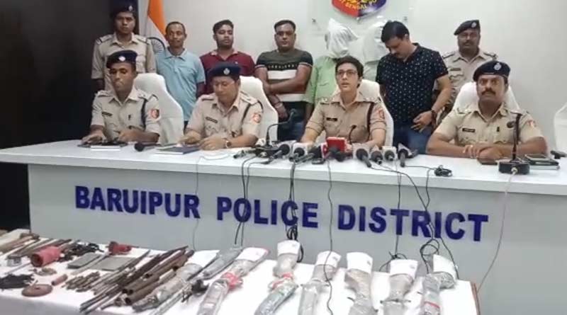 শাড়িতে জরির কাজের আড়ালে অস্ত্র কারবার! ক্রেতা সেজে ২ অভিযুক্তকে পাকড়াও করল পুলিশ