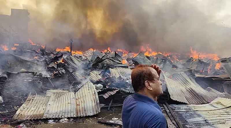 দোষীদের বিরুদ্ধে কঠোর ব্যবস্থা, ঢাকার বঙ্গবাজারের অগ্নিকাণ্ডে আশ্বাস স্বরাষ্ট্রমন্ত্রীর