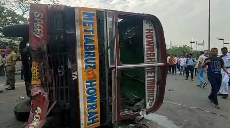 Bus accident in at Mayo Road in Kolkata, many injured | Sangbad Pratidin